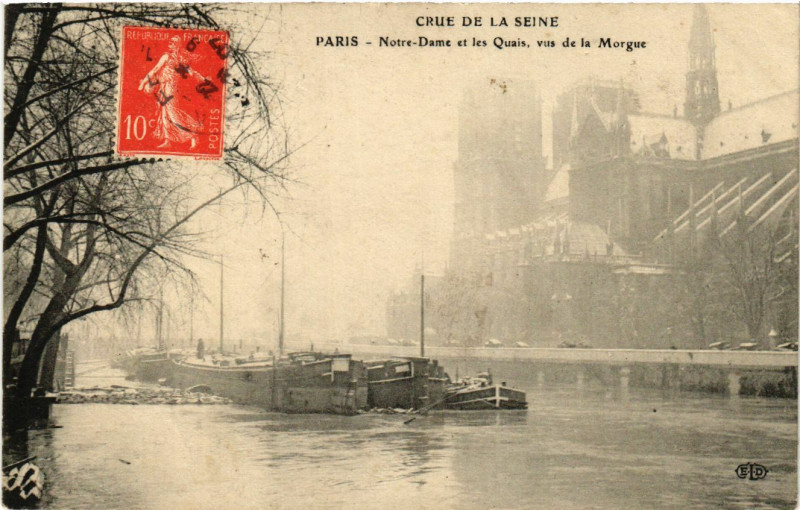 Carte postale ancienne Paris 4e Crue de la Seine. N. D. et les Quais, vus de la Morgue à Paris 4e