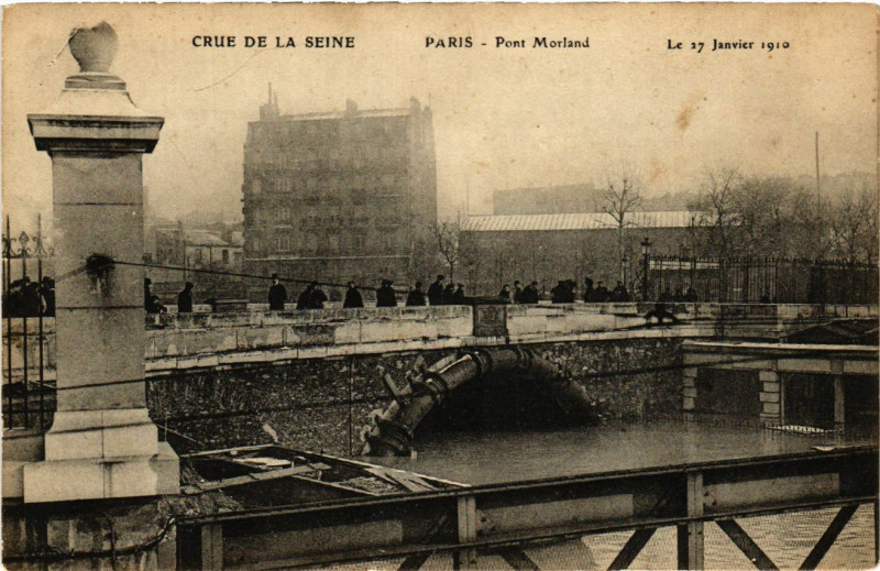 Carte postale ancienne Paris 4e Crue de la Seine. Pont Morland à Paris 4e