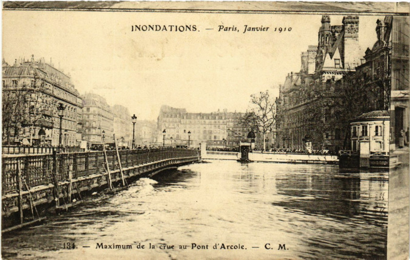 Carte postale ancienne Paris 4e Indonations 1910. Maximum de la crue au Pont d'Arcole à Paris 4e