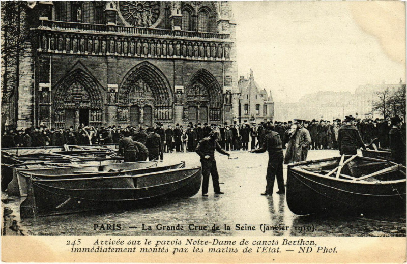 Carte postale ancienne Paris 4e Crue de la Seine. Arrivée sur le parvis Nd. à Paris 4e