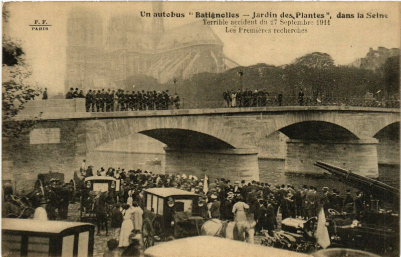 Carte postale ancienne Paris 4e Autobus Batignolles Jardin des Plantes dans la Seine. à Paris 4e