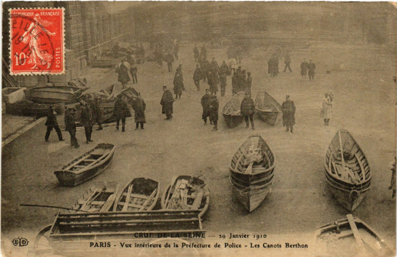 Carte postale ancienne Paris 4e Crue de la Seine. Prefecture de la Police, Canots Berthon à Paris 4e