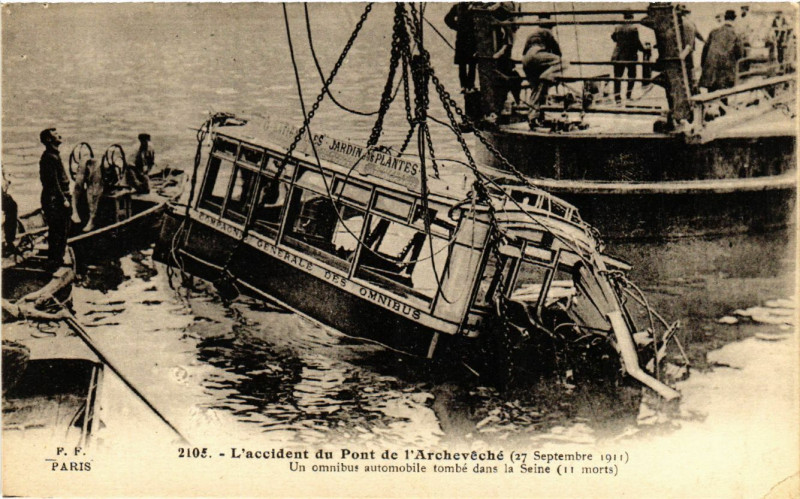 Carte postale ancienne Paris 4e l'Accident du Pont de l'Archeveche. omnibus automobile à Paris 4e