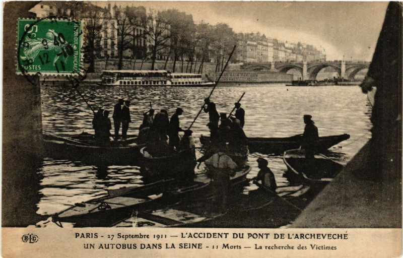 Carte postale ancienne Paris 4e l'Accident du Pont de l'Archeveche. Autobus dans la Seine à Paris 4e