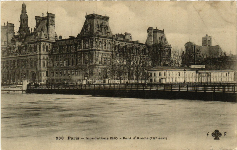 Carte postale ancienne Paris 4e Indonations 1910. Pont l'Arcole à Paris 4e