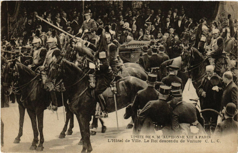 Carte postale ancienne Paris 4e Visite de S. M. Alphonse Xiii. l'Hotel e Ville. Le Roi à Paris 4e