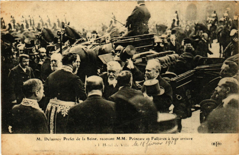 Carte postale ancienne M. Delanney Préfet de la Seine, recevant MM. Poincaré et Fallières à leur arrivée à l'Hôtel de Ville à Paris 4e