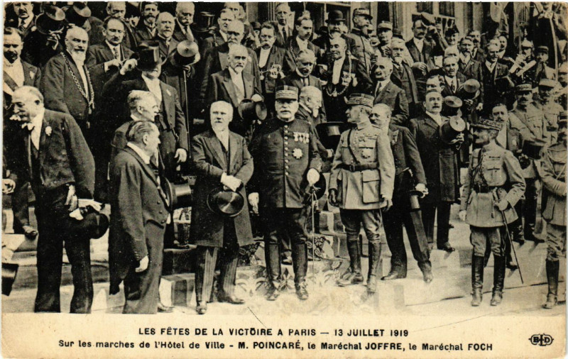 Carte postale ancienne Paris 4e Fetes de la Victoire. Sur les Marches de l'Hotel de Ville à Paris 4e