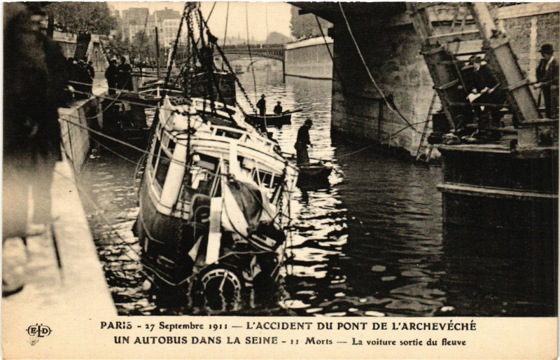 Carte postale ancienne Paris 4e l'Accident du Pont de l'Archeveche. Autobus dans la Seine à Paris 4e