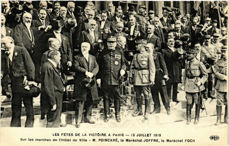 Carte postale ancienne Paris 4e Fetes de la Victoire. Sur les Marches de l'Hotel de Ville à Paris 4e