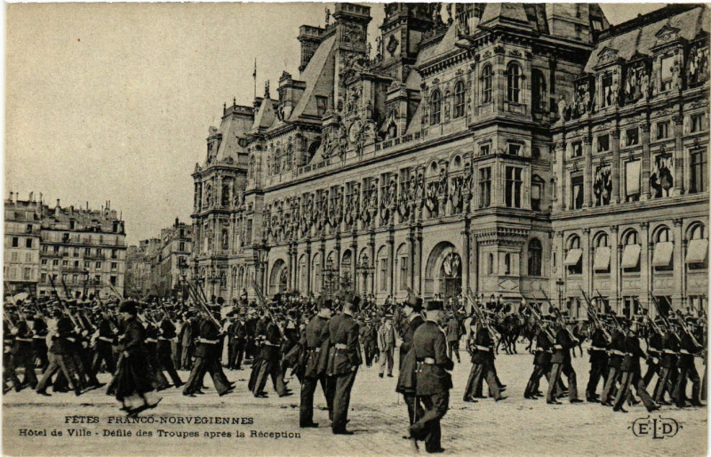 Carte postale ancienne Paris 4e Fetes Franco-Norvegiennes. Defile Troupes, Hotel de Ville à Paris 4e