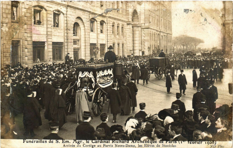 Carte postale ancienne Paris 4e Funerailles du Cardinal Richard. Arrive du Cortege à Paris 4e