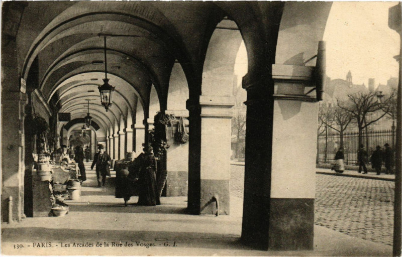 Carte postale ancienne Paris 4e Arcades de Place des Vosges à Paris 4e