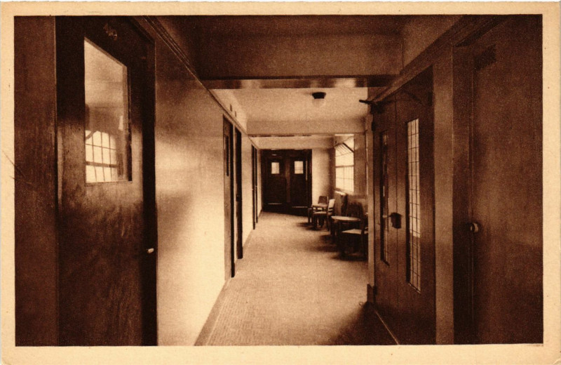 Carte postale ancienne Paris 4e Ecole Massillon. Couloir des chambres à Paris 4e