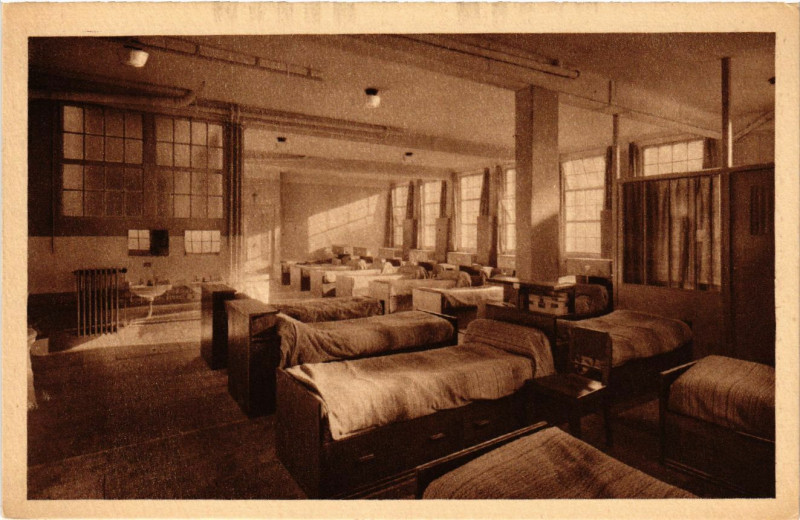 Carte postale ancienne Paris 4e Ecole Massillon. Dortoir à Paris 4e