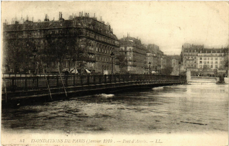 Carte postale ancienne Paris 4e Indonations 1910. Pont d'Arcole à Paris 4e