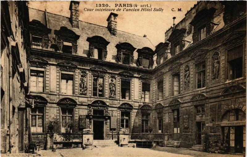 Carte postale ancienne Paris 4e Cour int. de l'ancien Hotel Sully à Paris 4e