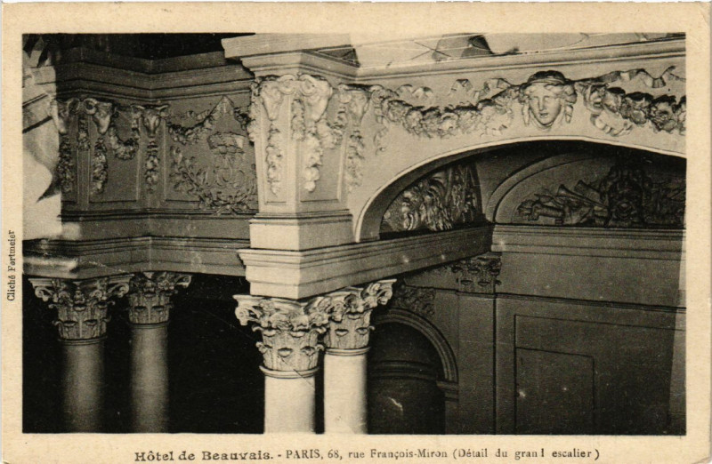 Carte postale ancienne Paris 4e Rue Francois Miron. Hotel Beauvais Grand Escalier à Paris 4e