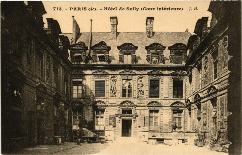 Carte postale ancienne Paris 4e Hotel de Sully. cour Intérieure à Paris 4e
