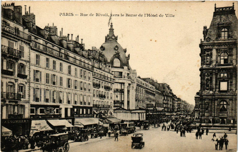 Carte postale ancienne Paris 4e Rue de Rivoli. vers le Bazar de l'Hotel de Ville à Paris 4e
