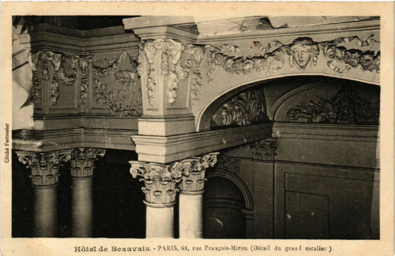 Carte postale ancienne Paris 4e Rue Francois Miron. Hotel Beauvais Grand Escalier à Paris 4e