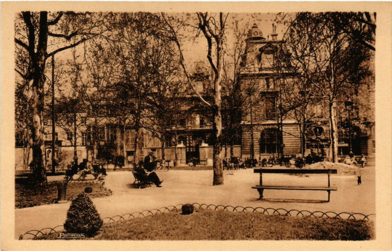 Carte postale ancienne Paris 4e Ecole Massillon. l'Ecole vue du square Henri Galli à Paris 4e