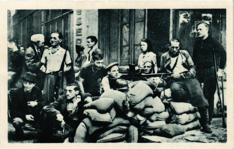 Carte postale ancienne Paris 4e Liberation de Paris. Barricade au Quartier de la Cite à Paris 4e