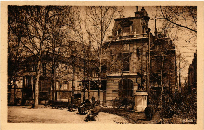 Carte postale ancienne Paris 4e Ecole Massillon. l'Ecole vue du square Henri Galli à Paris 4e
