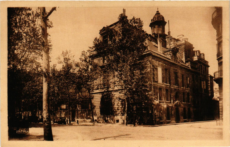 Carte postale ancienne Paris 4e Ecole Massillon. Façade sud est à Paris 4e