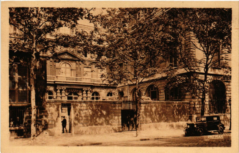 Carte postale ancienne Paris 4e Ecole Massillon. A travers les plantes à Paris 4e