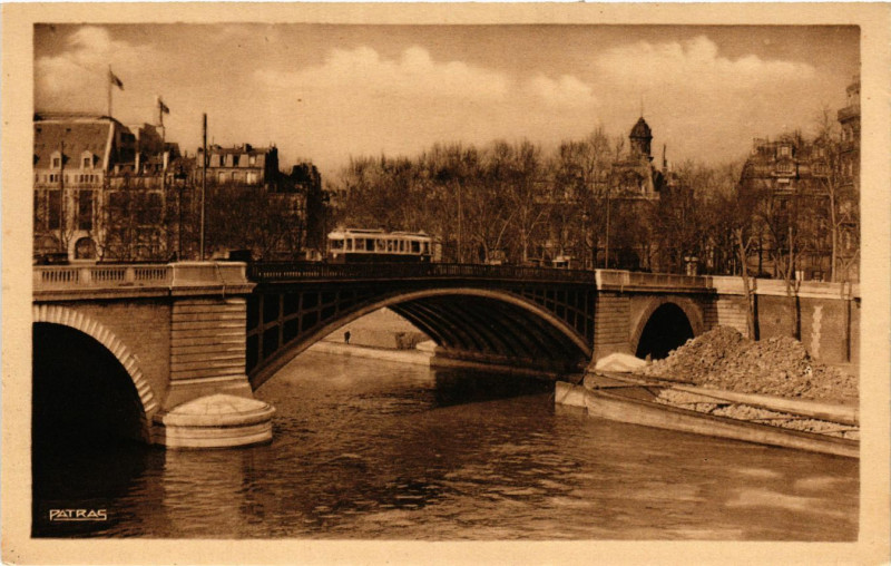Carte postale ancienne Paris 4e Ecole Massillon. l'Ecole vue de la passerelle Sully à Paris 4e