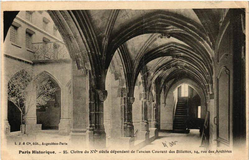 Carte postale ancienne Cloître du XVe siècle dépendant de l'ancien Couvent des Billettes à Paris 4e