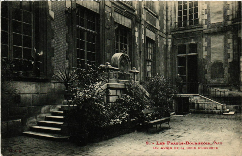 Carte postale ancienne Paris 4e Les Francs-Bourgeois. Un angle de la Cour d'Honneur à Paris 4e