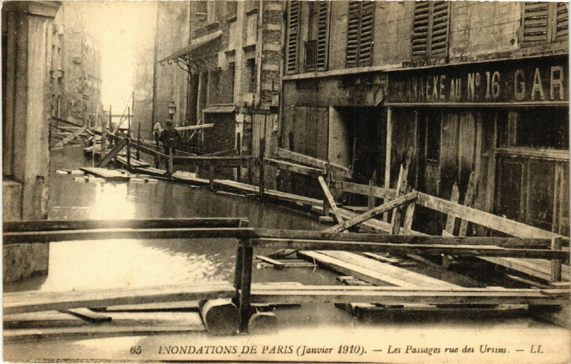 Carte postale ancienne Paris 4e Indonations 1910. Les Passage rue des Ursins à Paris 4e