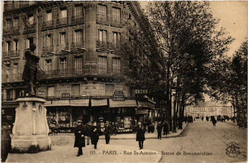 Carte postale ancienne Paris 4e Rue St. Antoine. Statue de Beaumarchais à Paris 4e