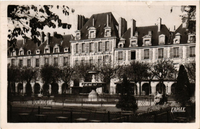Carte postale ancienne Paris 4e La Place des Vosges à Paris 4e