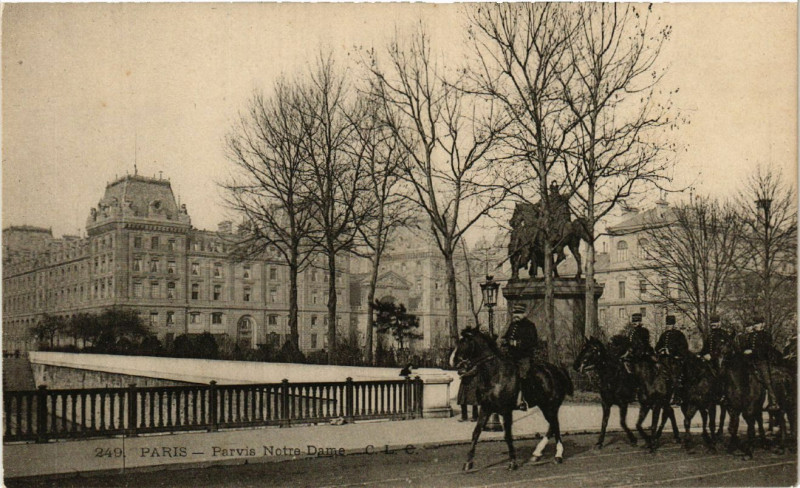 Carte postale ancienne Paris 4e Parvis N. D. à Paris 4e
