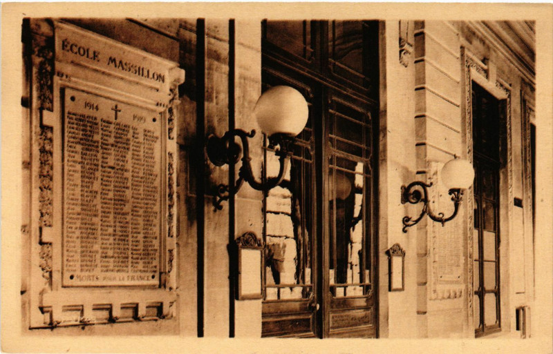 Carte postale ancienne Paris 4e Ecole Massillon. Le Vestibule, le Monument des Morts à Paris 4e