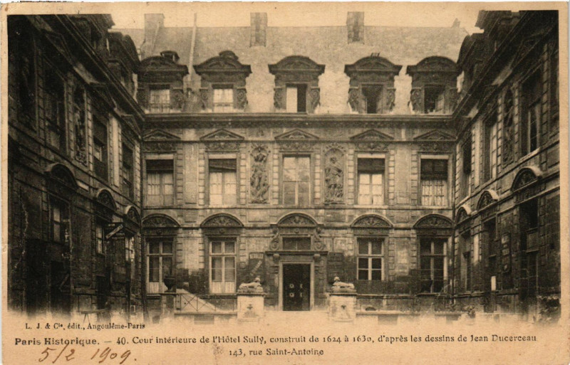 Carte postale ancienne Cour intérieure de l'Hôtel Sully à Paris 4e