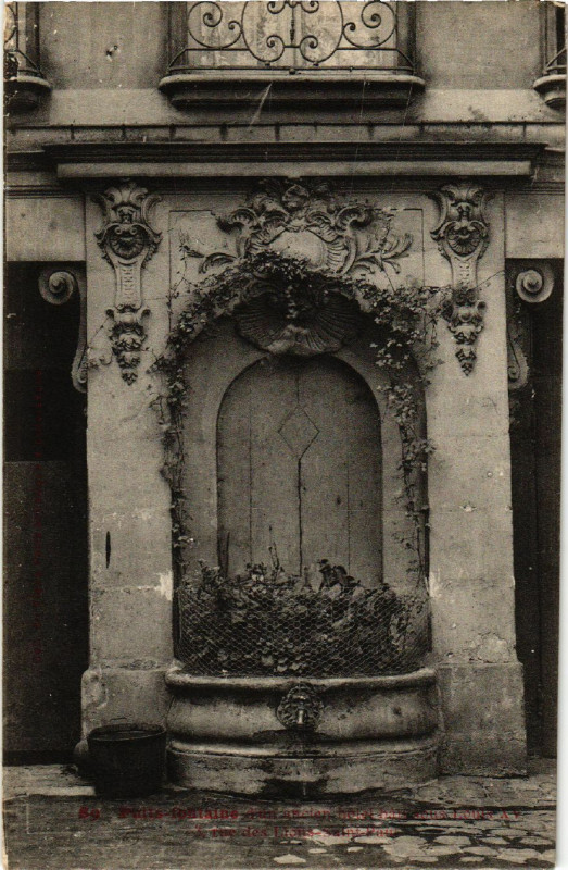 Carte postale ancienne Vieux Paris 4e Rue des Lions. Puits fontaine à Paris 4e