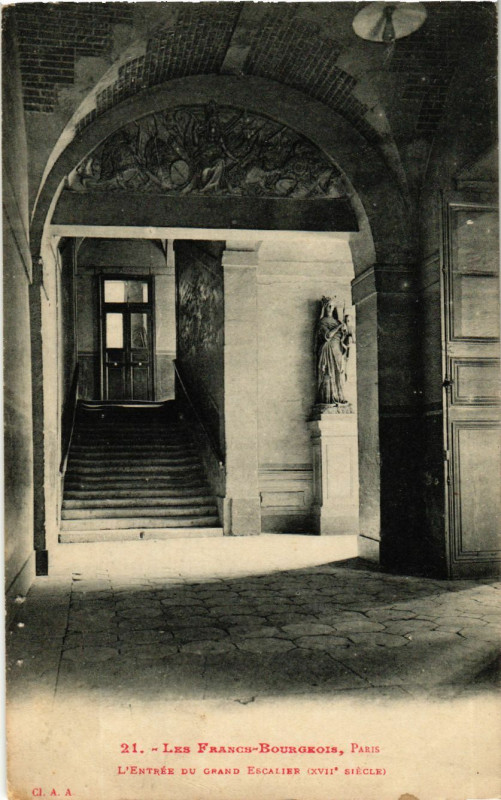 Carte postale ancienne Paris 4e Les Francs-Bourgeois. l'entrée du grand escalier à Paris 4e