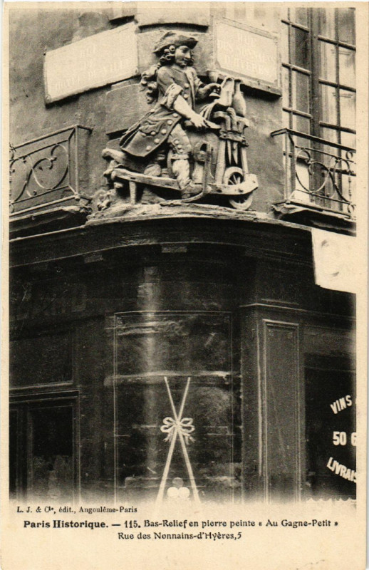 Carte postale ancienne Bas-Relief en pierre peinte « Au Gagne-Petit » Rue des Nonnains-d'Hyères, 5 à Paris 4e