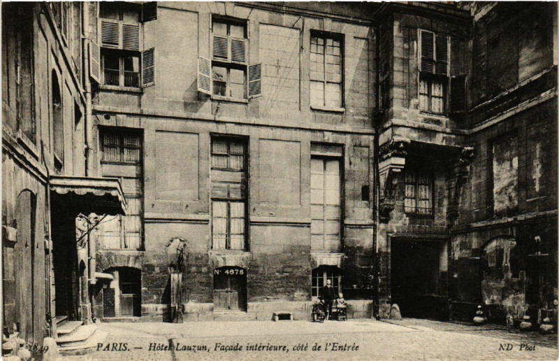 Carte postale ancienne Paris 4e Hotel Lauzun. façade Intérieure à Paris 4e