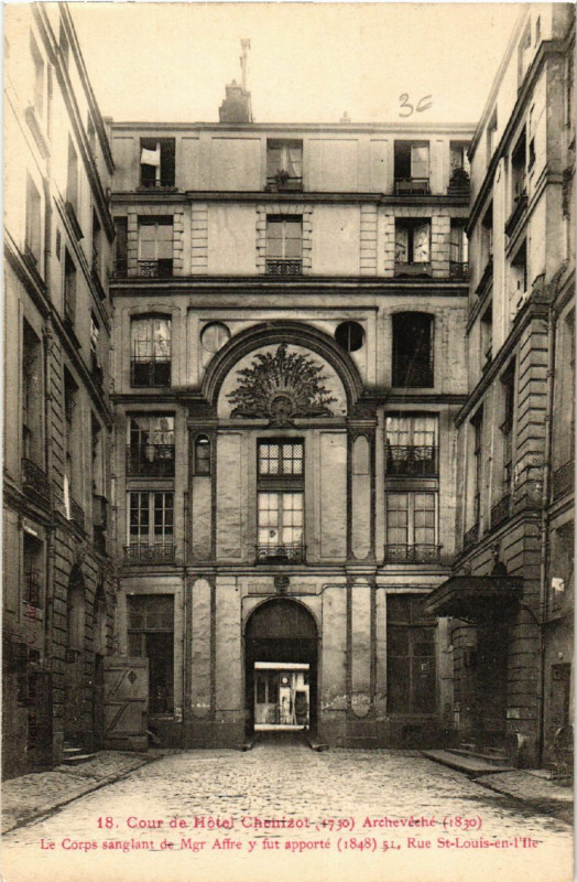 Carte postale ancienne Vieux Paris 4e Rue St. Louis en Ile. Cour de l'Hotel Chenizot à Paris 4e