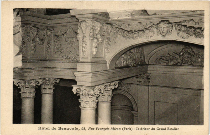 Carte postale ancienne Paris 4e Rue Francois Miron. Hotel Beauvais Grand Escalier à Paris 4e