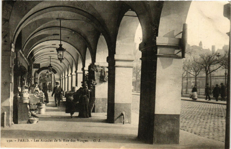 Carte postale ancienne Paris 4e Arcades de Place des Vosges à Paris 4e