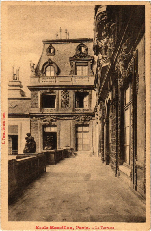 Carte postale ancienne Paris 4e Ecole Massillon. La Terrasse à Paris 4e