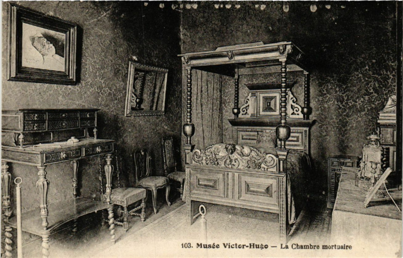 Carte postale ancienne Paris 4e Musée Victor Hugo. La chambre mortuaire à Paris 4e