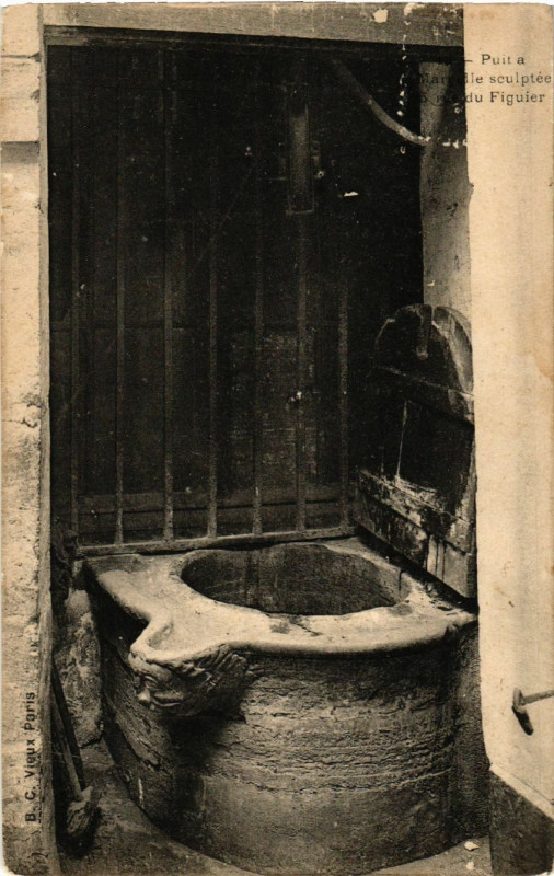 Carte postale ancienne Vieux Paris 4e Rue du Figuier. Puits a margelle sculptée à Paris 4e