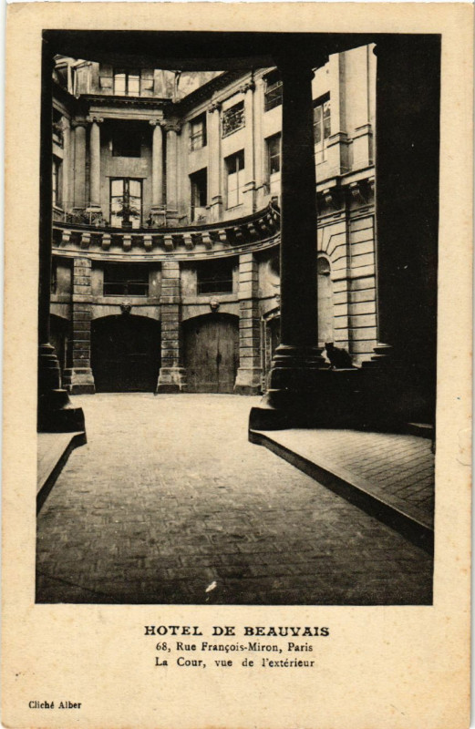 Carte postale ancienne Paris 4e Rue Francois Miron. Hotel de Beauvais la cour à Paris 4e